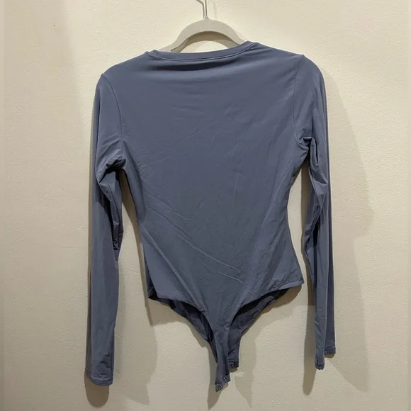 SKIMS - FITS EVERYBODY LONG SLEEVE SCOOP BODYSUIT IN SLATE - Picture 4 of 4
